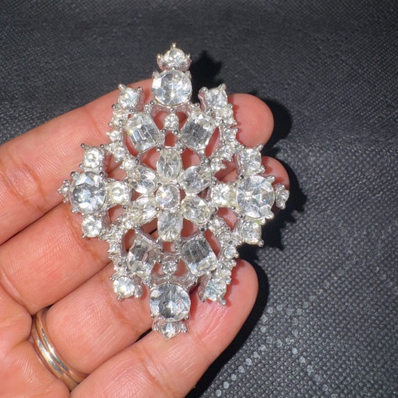 Elegant Silver Crystal Brooch - Picture 4 of 5